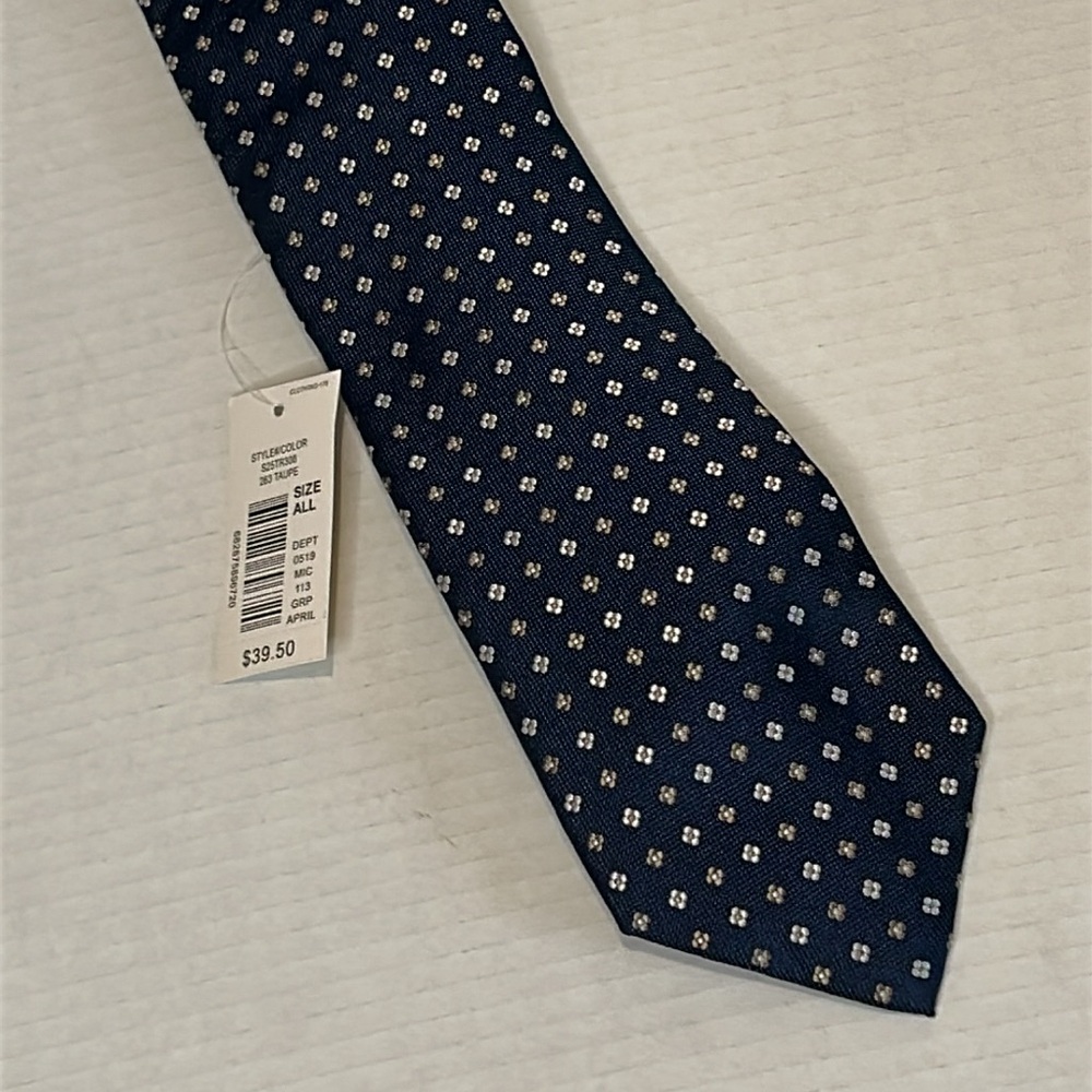 Round-tree & Yorke Silk Handmade Blue and White Print  Tie 59” long NWT classic